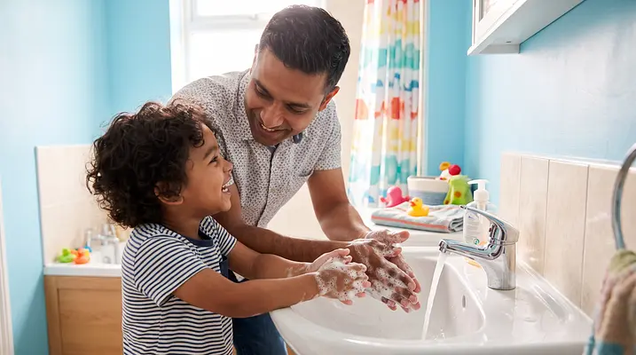 Pourquoi le lavage des mains fonctionne : la science que les enfants peuvent comprendre